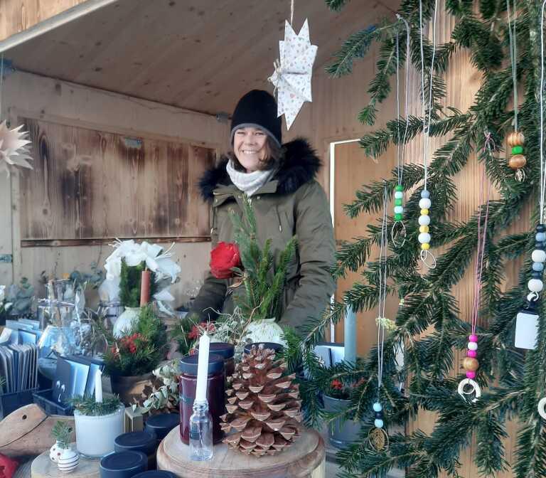 Eine Person, die neben einem Weihnachtsbaum steht